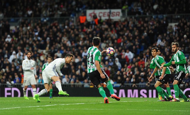 Ronaldo nổ súng, Real ngược dòng đòi ngôi đầu từ Barca - Ảnh 10.