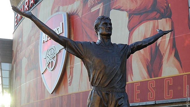 Tony Adams, người thủ lĩnh bất tử của Arsenal - Ảnh 1.