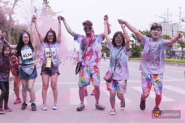 Đến hẹn lại lên, giới trẻ Hà Nội đang quẩy hết mình ở Color me run 2017! - Ảnh 13.