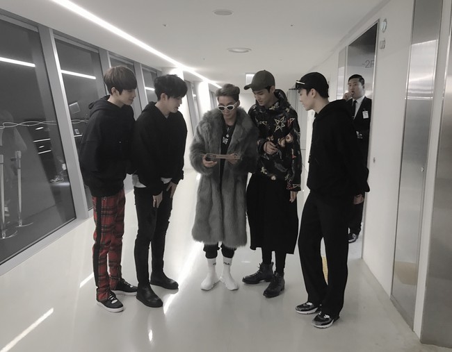Seventeen chụp ảnh chung, tặng album cho Sơn T&ugrave;ng M-TP l&agrave;m kỉ niệm - Ảnh 2.
