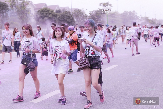 Đến hẹn lại lên, giới trẻ Hà Nội đang quẩy hết mình ở Color me run 2017! - Ảnh 14.