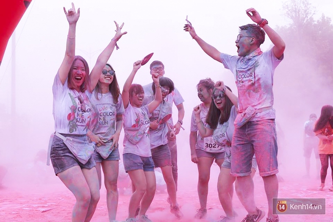 Đến hẹn lại lên, giới trẻ Hà Nội đang quẩy hết mình ở Color me run 2017! - Ảnh 15.