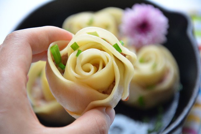 Làm há cảo gyoza hoa hồng kiểu Nhật, nhìn tưởng khó nhưng lại cực dễ - Ảnh 10.