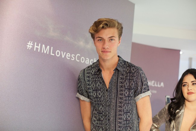 Hoàng tử hở lợi Lucky Blue Smith đã đẹp trai, mà các chị gái cũng cực xinh xắn - Ảnh 5.