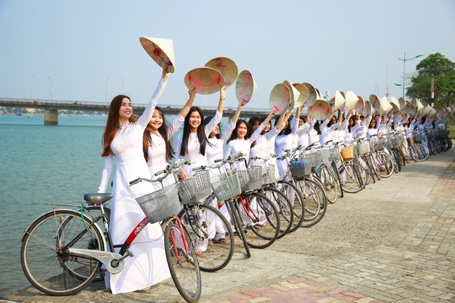Hồ Ngọc Hà diện áo dài trắng ghi hình show cùng 50 nữ sinh Quảng Bình - Ảnh 5.