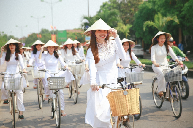 Hồ Ngọc Hà diện áo dài trắng ghi hình show cùng 50 nữ sinh Quảng Bình - Ảnh 7.