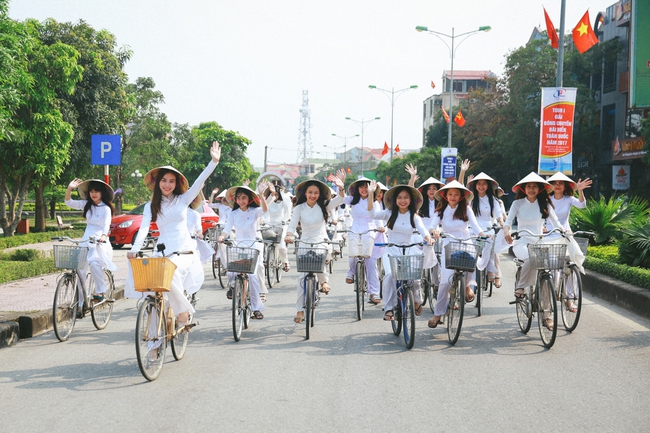 Hồ Ngọc Hà diện áo dài trắng ghi hình show cùng 50 nữ sinh Quảng Bình - Ảnh 9.