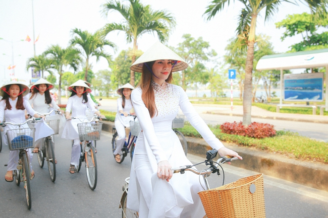 Hồ Ngọc Hà diện áo dài trắng ghi hình show cùng 50 nữ sinh Quảng Bình - Ảnh 2.