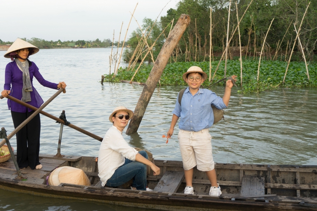 Bé Tê Giác được bố Hoàng Bách dẫn qua 31 tỉnh thành trên cả nước để quay MV - Ảnh 4.