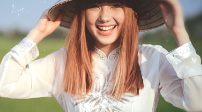 Hot girl nổi tiếng Thái Lan lấy lòng fan Việt khi mặc áo dài, đội nón lá cực xinh - Ảnh 11.