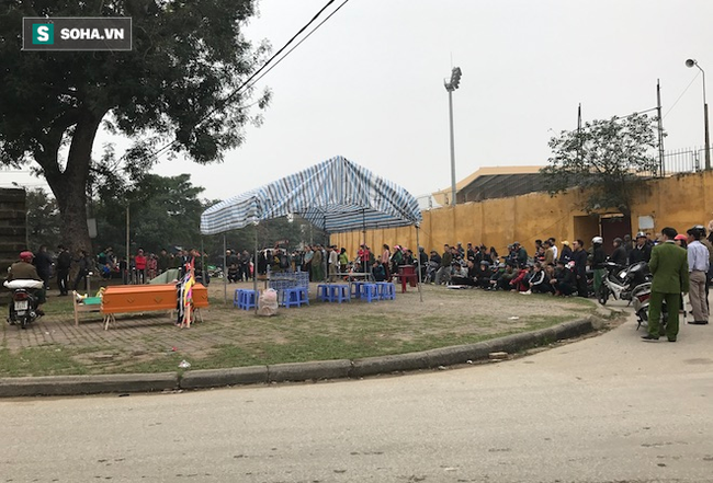 Người đ&agrave;n &ocirc;ng chết ch&aacute;y, thi thể buộc chặt v&agrave;o cột cạnh s&acirc;n vận động Vinh - Ảnh 5.