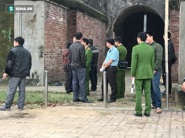 Người đ&agrave;n &ocirc;ng chết ch&aacute;y, thi thể buộc chặt v&agrave;o cột cạnh s&acirc;n vận động Vinh - Ảnh 4.