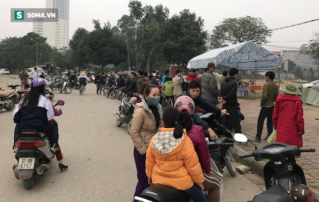 Người đ&agrave;n &ocirc;ng chết ch&aacute;y, thi thể buộc chặt v&agrave;o cột cạnh s&acirc;n vận động Vinh - Ảnh 2.