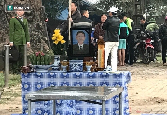 Người đ&agrave;n &ocirc;ng chết ch&aacute;y, thi thể buộc chặt v&agrave;o cột cạnh s&acirc;n vận động Vinh - Ảnh 6.