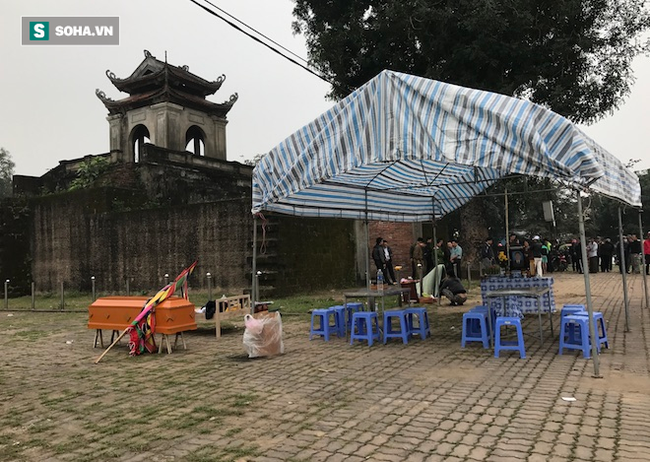 Người đ&agrave;n &ocirc;ng chết ch&aacute;y, thi thể buộc chặt v&agrave;o cột cạnh s&acirc;n vận động Vinh - Ảnh 1.