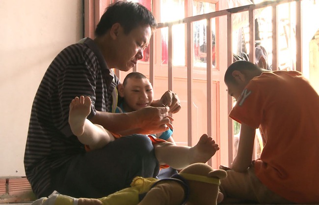 Tập 3 "H&aacute;t m&atilde;i ước mơ": Con bị teo n&atilde;o, vợ bỏ đi, người đ&agrave;n &ocirc;ng n&agrave;y vẫn mỉm cười  - Ảnh 5.