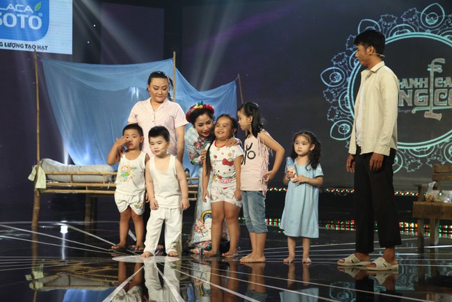 Con trai 2 tuổi của Kim Tử Long lên sân khấu hỗ trợ thí sinh Vọng cổ - Ảnh 3.