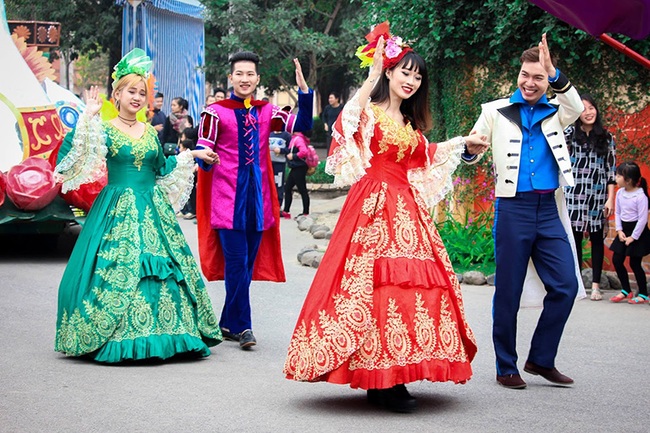 Lạc bước xứ sở thần tiên Disneyland ngay tại Hà Nội dịp Tết này - Ảnh 1.