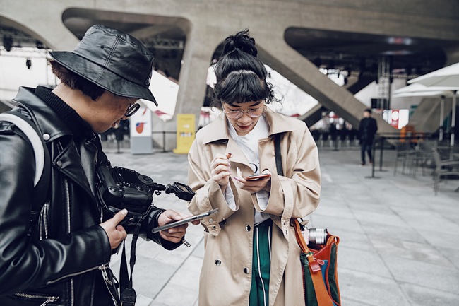 Seoul Fashion Week: Phí Phương Anh tóc tím nổi bần bật trên hàng ghế đầu cùng stylist Hoàng Ku - Ảnh 13.