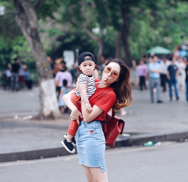 H&agrave; Holly nh&iacute; nhảnh, đ&aacute;ng y&ecirc;u c&ugrave;ng con trai dạo phố - Ảnh 4.
