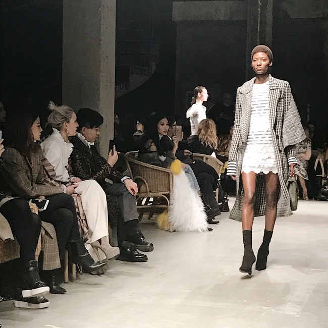 Hoàng Thùy khoe nội y trên ghế đầu show Burberry, Trang Phạm lập kỷ lục 8 show sau 2 ngày tại LFW! - Ảnh 4.