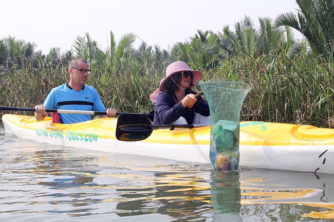 Nhiều người vô tư xả rác, còn khách Tây bỏ 10 USD để mua tour du lịch vớt rác trên sông Hoài, Hội An - Ảnh 12.