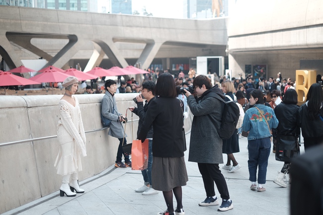 Seoul Fashion Week: Min xinh như gái Hàn, Hoàng Ku mặc áo lông 5kg giá 500 triệu ngồi ghế đầu xem show - Ảnh 13.