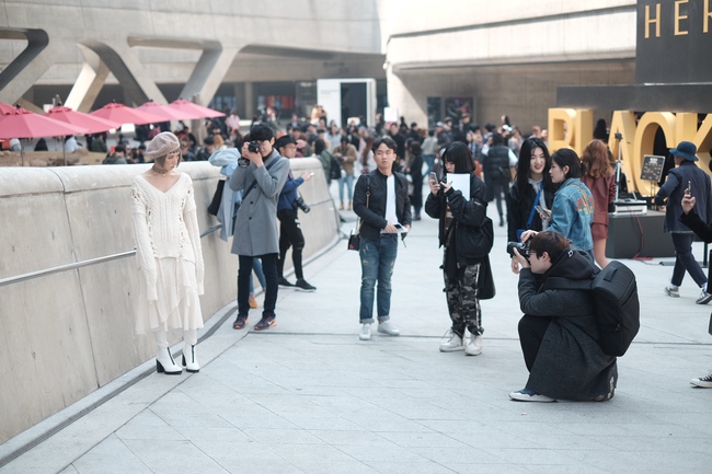 Seoul Fashion Week: Min xinh như gái Hàn, Hoàng Ku mặc áo lông 5kg giá 500 triệu ngồi ghế đầu xem show - Ảnh 12.