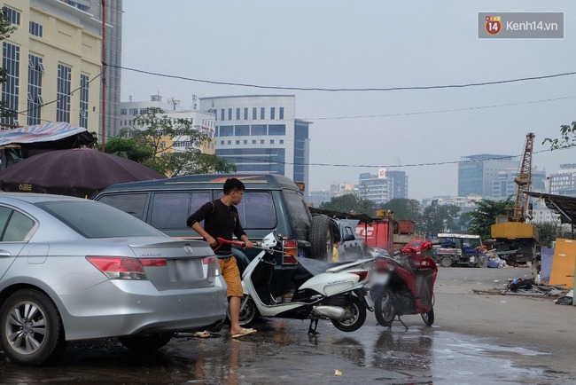 Hà Nội: 200 nghìn đồng một lần rửa xe ô tô ngày 30 Tết, khách vẫn phải chờ hàng tiếng đồng hồ - Ảnh 12.