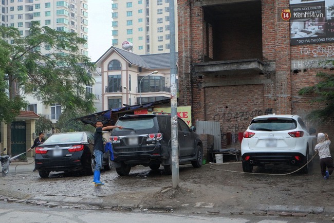 Hà Nội: 200 nghìn đồng một lần rửa xe ô tô ngày 30 Tết, khách vẫn phải chờ hàng tiếng đồng hồ - Ảnh 8.