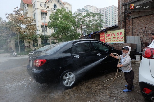 Hà Nội: 200 nghìn đồng một lần rửa xe ô tô ngày 30 Tết, khách vẫn phải chờ hàng tiếng đồng hồ - Ảnh 9.