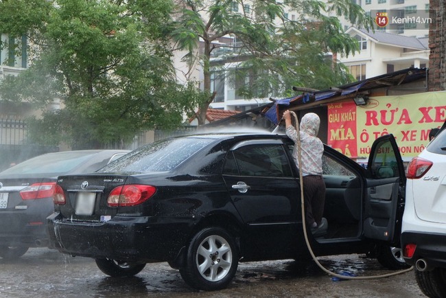 Hà Nội: 200 nghìn đồng một lần rửa xe ô tô ngày 30 Tết, khách vẫn phải chờ hàng tiếng đồng hồ - Ảnh 10.