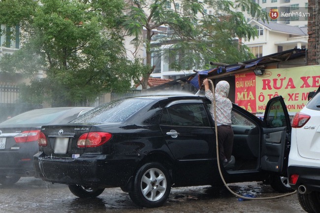 H&agrave; Nội: 200 ngh&igrave;n đồng một lần rửa xe &ocirc; t&ocirc; ng&agrave;y 30 Tết, kh&aacute;ch vẫn phải chờ h&agrave;ng tiếng đồng hồ - Ảnh 10.