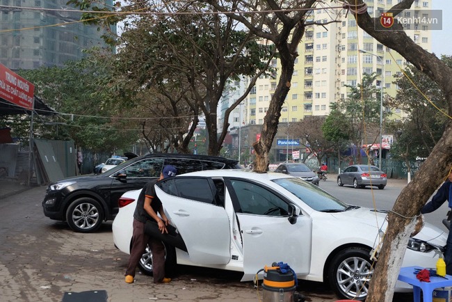 Hà Nội: 200 nghìn đồng một lần rửa xe ô tô ngày 30 Tết, khách vẫn phải chờ hàng tiếng đồng hồ - Ảnh 7.