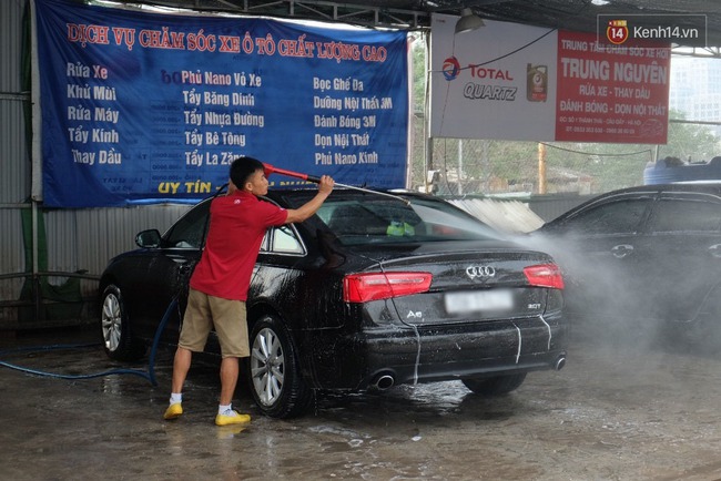 Hà Nội: 200 nghìn đồng một lần rửa xe ô tô ngày 30 Tết, khách vẫn phải chờ hàng tiếng đồng hồ - Ảnh 5.