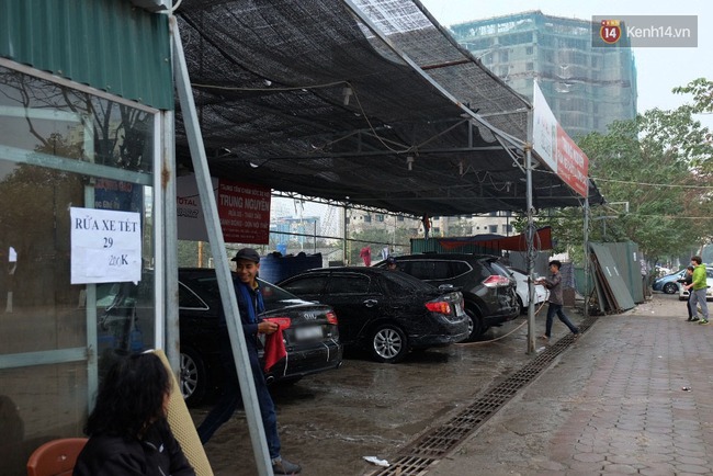 H&agrave; Nội: 200 ngh&igrave;n đồng một lần rửa xe &ocirc; t&ocirc; ng&agrave;y 30 Tết, kh&aacute;ch vẫn phải chờ h&agrave;ng tiếng đồng hồ - Ảnh 4.