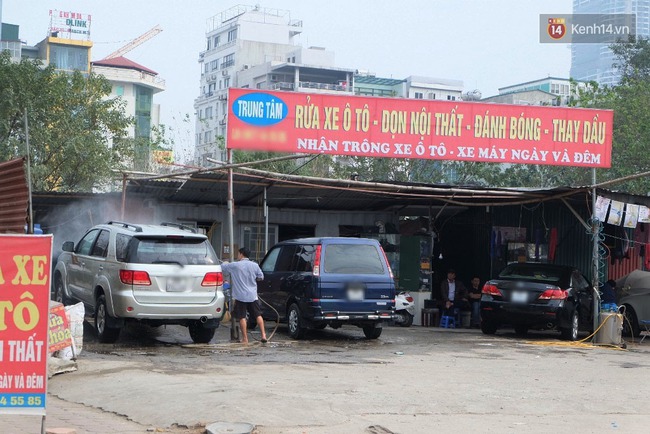 Hà Nội: 200 nghìn đồng một lần rửa xe ô tô ngày 30 Tết, khách vẫn phải chờ hàng tiếng đồng hồ - Ảnh 1.