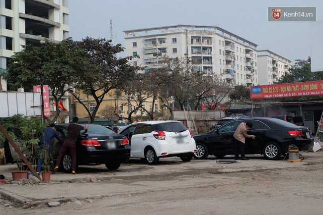 Hà Nội: 200 nghìn đồng một lần rửa xe ô tô ngày 30 Tết, khách vẫn phải chờ hàng tiếng đồng hồ - Ảnh 2.