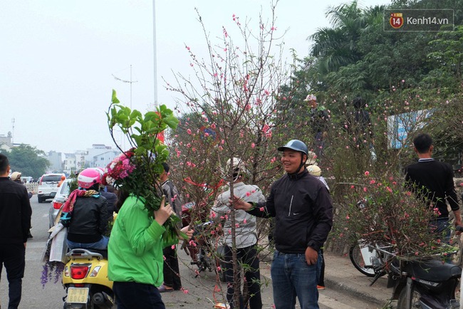 Hà Nội: Đào, quất được chủ buôn bán đại phá giá trong ngày 30 Tết - Ảnh 14.