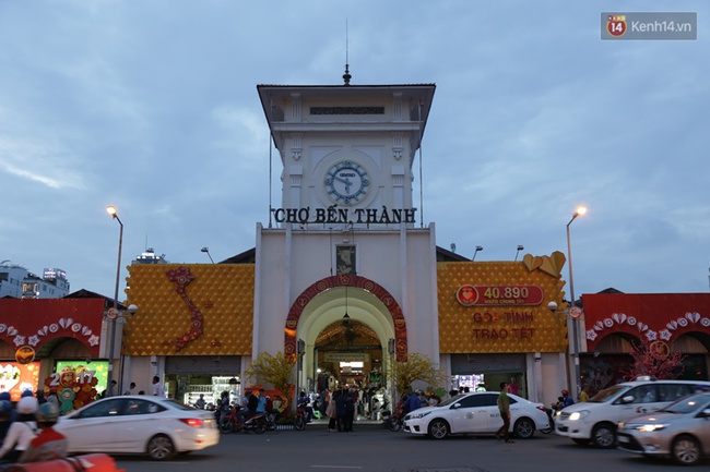 Bị ch&ecirc;... sến, tr&aacute;i tim đỏ rực trang tr&iacute; ở cổng chợ Bến Th&agrave;nh S&agrave;i G&ograve;n đ&atilde; được dỡ bỏ - Ảnh 3.