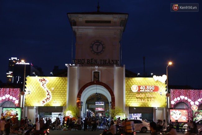 Bị ch&ecirc;... sến, tr&aacute;i tim đỏ rực trang tr&iacute; ở cổng chợ Bến Th&agrave;nh S&agrave;i G&ograve;n đ&atilde; được dỡ bỏ - Ảnh 2.