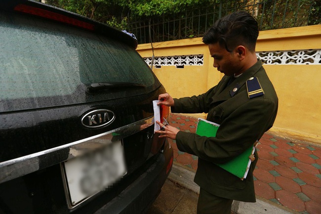 Hà Nội: Ô tô suýt bị cẩu đi vì đỗ sai theo quy định ngày chẵn lẻ đầu tiên trên phố Nguyễn Gia Thiều - Ảnh 6.