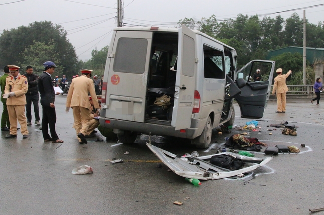 Chùm ảnh: Hiện trường vụ xe đón dâu đâm vào xe tải khiến 3 người thiệt mạng, 16 người khác bị thương - Ảnh 3.