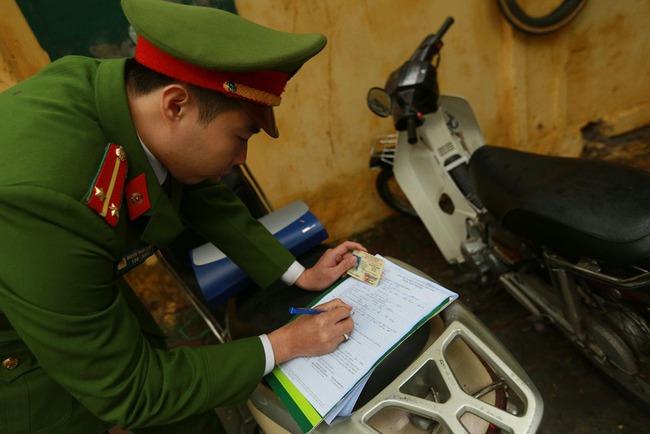 Hà Nội: Ô tô suýt bị cẩu đi vì đỗ sai theo quy định ngày chẵn lẻ đầu tiên trên phố Nguyễn Gia Thiều - Ảnh 9.