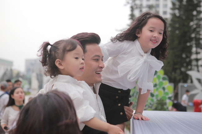 Hồng Đăng ph&aacute; lệ đưa vợ v&agrave; hai c&ocirc;ng ch&uacute;a nhỏ xuất hiện tại sự kiện đ&ocirc;ng người - Ảnh 1.