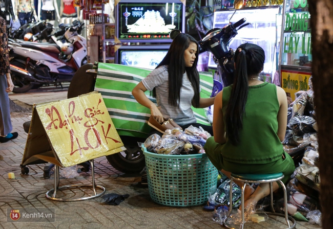 Nhiều nh&acirc;n vi&ecirc;n cửa h&agrave;ng thời trang ở S&agrave;i G&ograve;n cầm bảng gi&aacute; tr&agrave;n ra đường ch&agrave;o mời kh&aacute;ch dịp cận Tết - Ảnh 12.