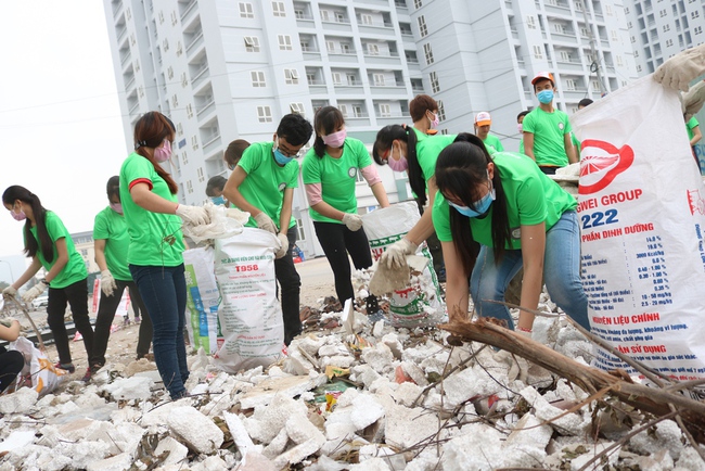 Cụt một cánh tay, chàng trai trẻ vẫn miệt mài đi thu gom rác thải ở Hà Nội - Ảnh 2.