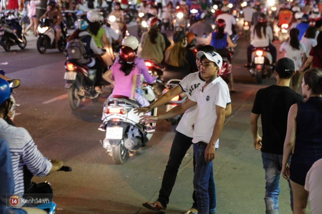 Nhiều nh&acirc;n vi&ecirc;n cửa h&agrave;ng thời trang ở S&agrave;i G&ograve;n cầm bảng gi&aacute; tr&agrave;n ra đường ch&agrave;o mời kh&aacute;ch dịp cận Tết - Ảnh 10.