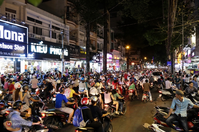 Nhiều nh&acirc;n vi&ecirc;n cửa h&agrave;ng thời trang ở S&agrave;i G&ograve;n cầm bảng gi&aacute; tr&agrave;n ra đường ch&agrave;o mời kh&aacute;ch dịp cận Tết - Ảnh 6.