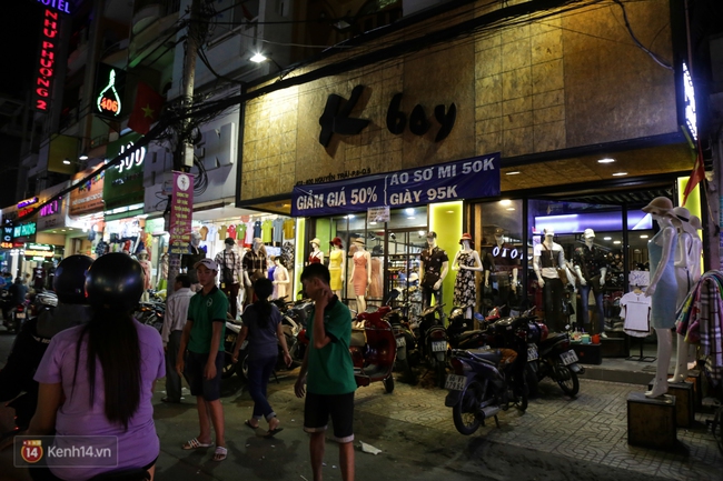 Nhiều nhân viên cửa hàng thời trang ở Sài Gòn cầm bảng giá tràn ra đường chào mời khách dịp cận Tết - Ảnh 18.